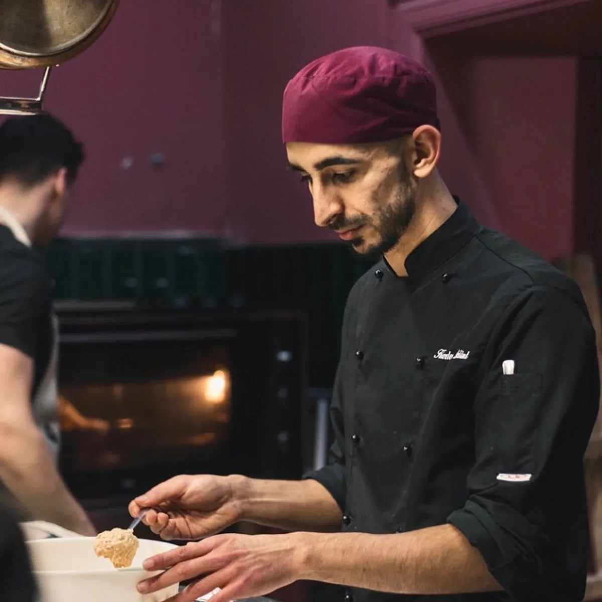 Kardos Bálint séfkabátban, munka közben a konyhában