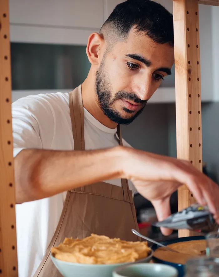 Kardos Bálint főzés közben, kötényben