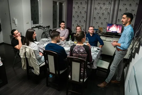 Kardos Bálint a vendégekhez szól egy jótékonysági vacsorán