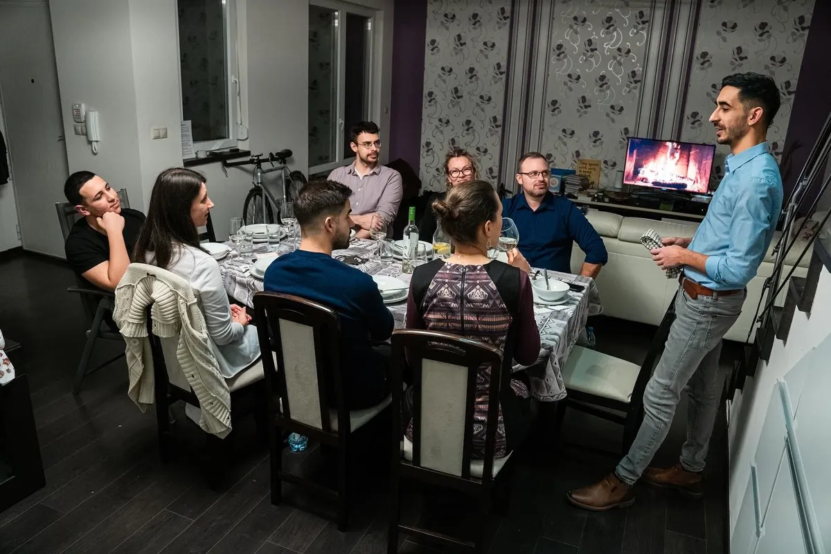 Kardos Bálint a vendégekhez szól egy jótékonysági vacsorán