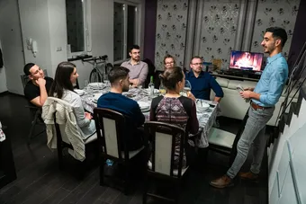 Kardos Bálint a vendégekkel beszélget vacsora közben
