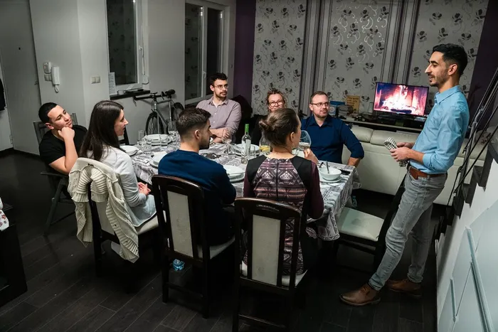 Kardos Bálint a vendégekhez szól egy jótékonysági vacsorán