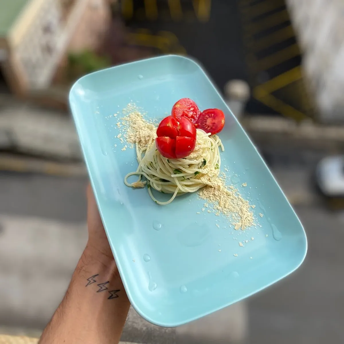 Tányér spagetti fokhagymás olívaolajjal