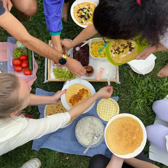 Piknik jellegű közös étkezés felülnézetből